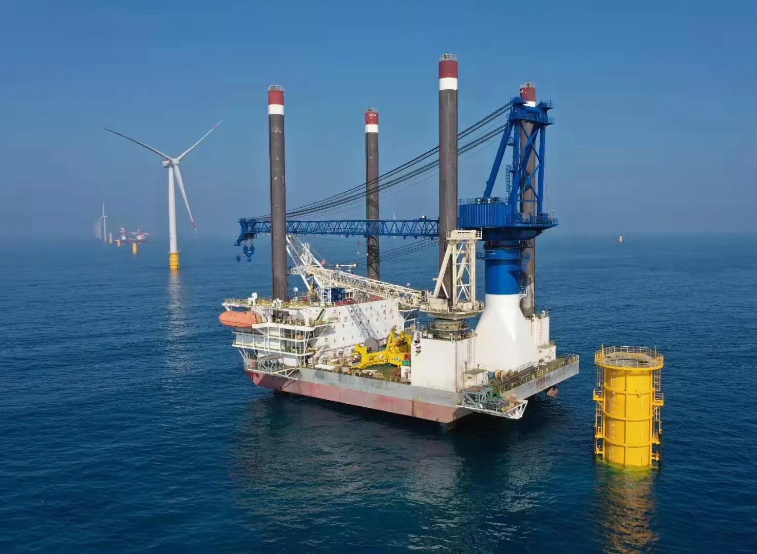 Self-elevating platform in an offshore wind farm